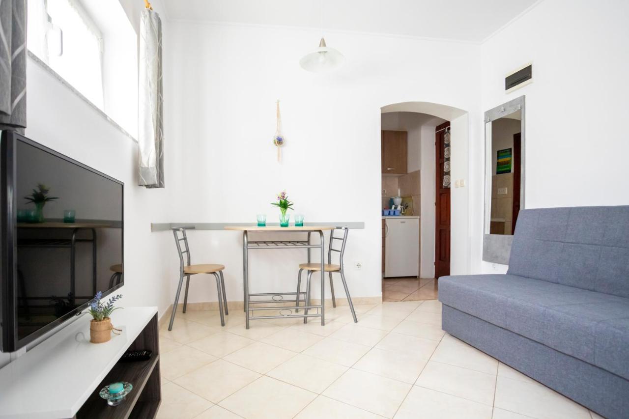Apartments Belavic By El-Pi Tours นยีวีเซ ภายนอก รูปภาพ