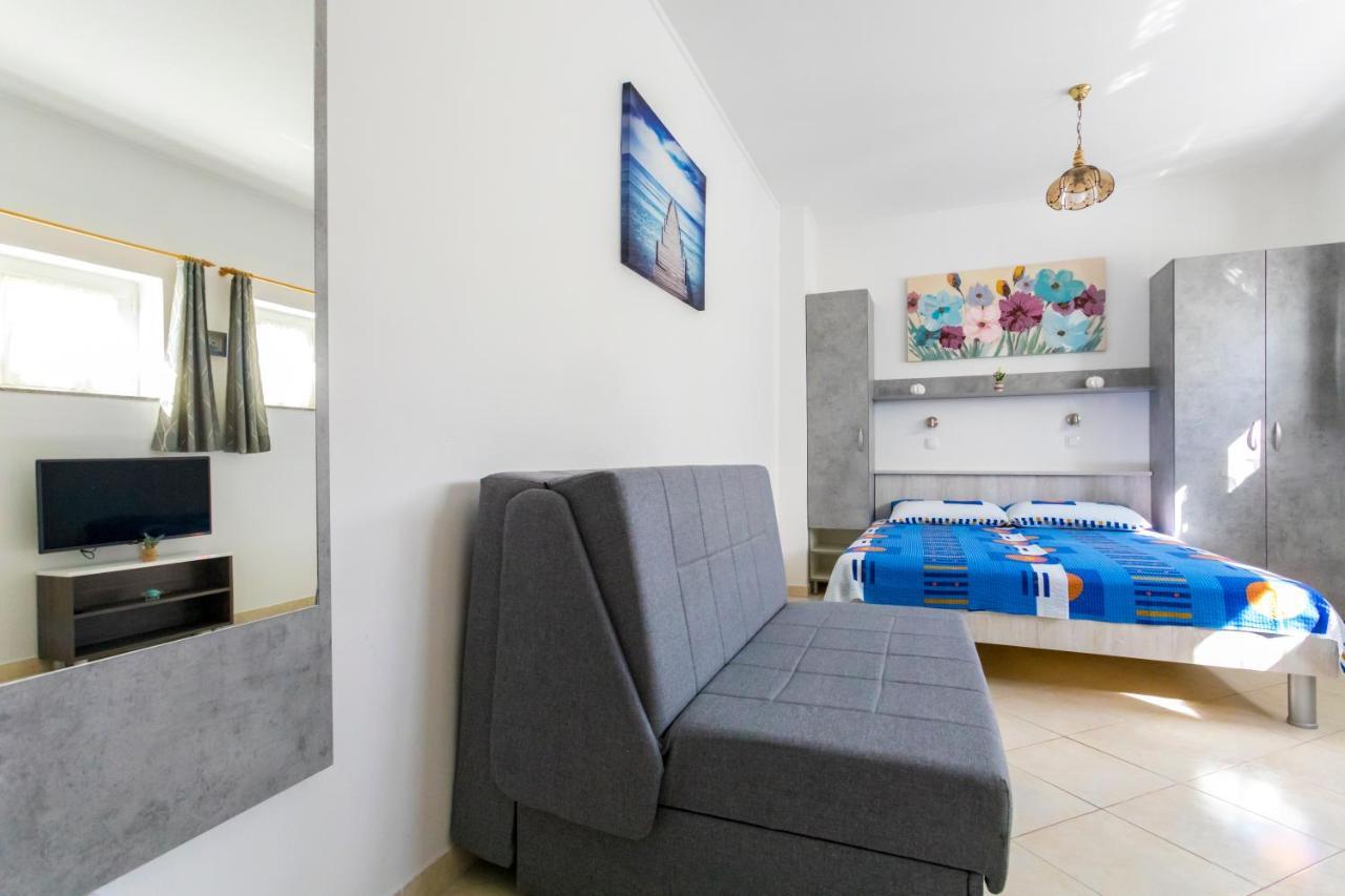 Apartments Belavic By El-Pi Tours นยีวีเซ ภายนอก รูปภาพ