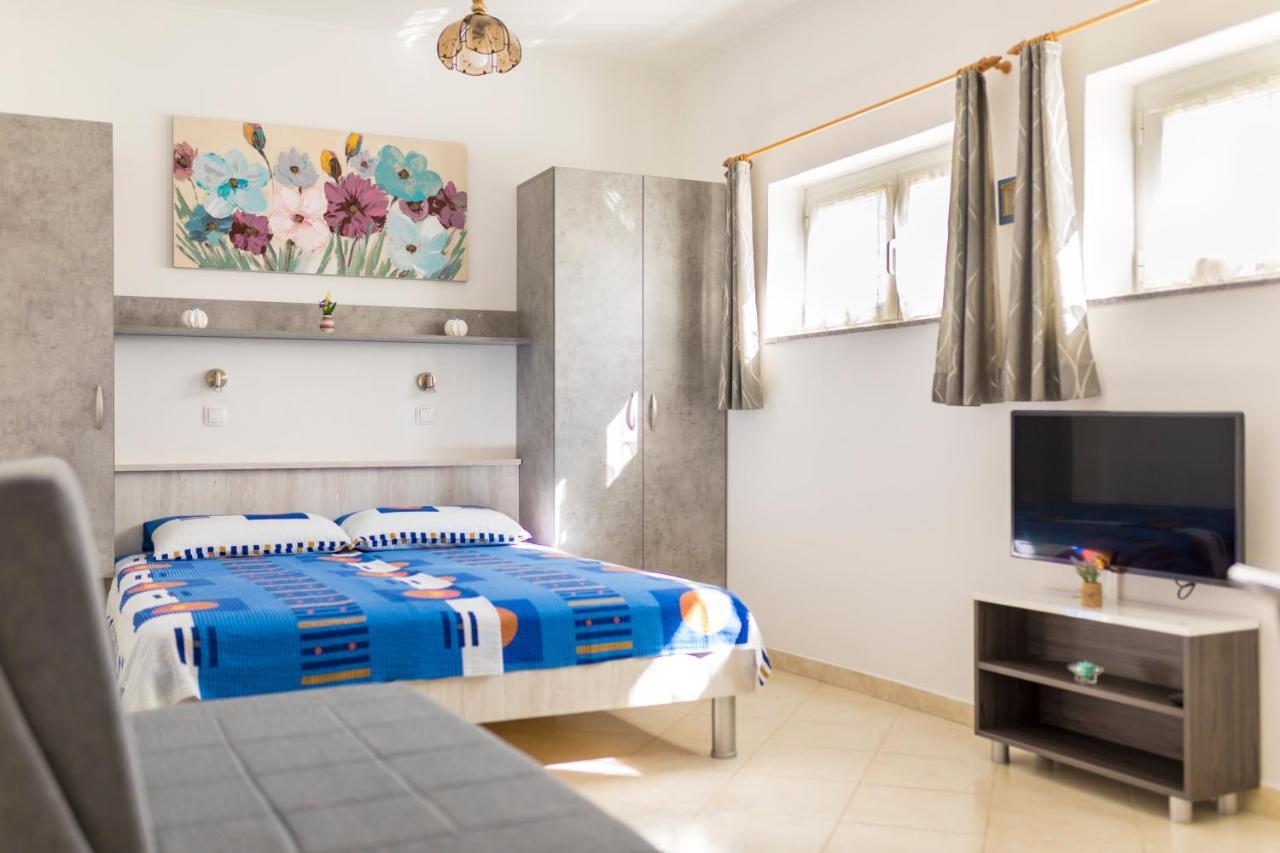 Apartments Belavic By El-Pi Tours นยีวีเซ ภายนอก รูปภาพ