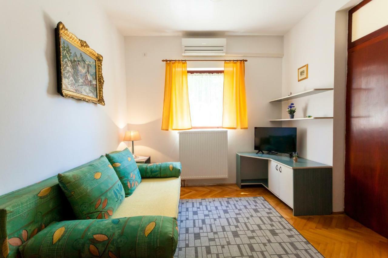 Apartments Belavic By El-Pi Tours นยีวีเซ ภายนอก รูปภาพ