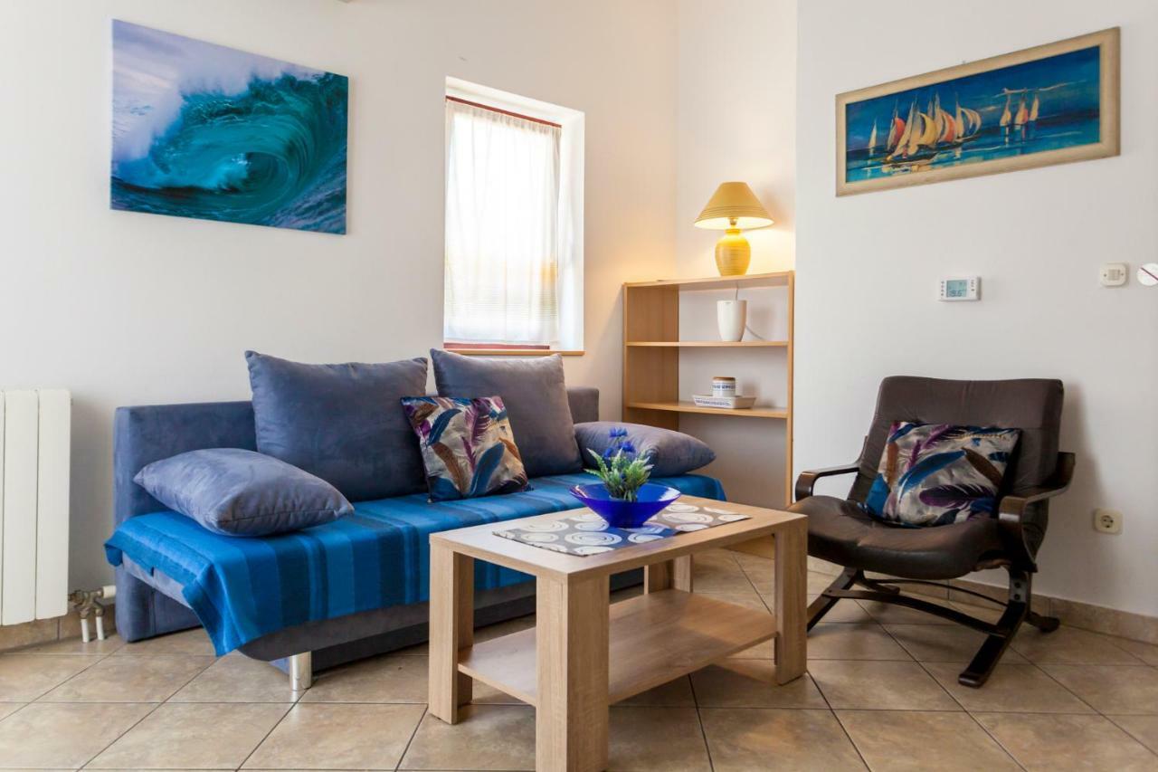 Apartments Belavic By El-Pi Tours นยีวีเซ ภายนอก รูปภาพ