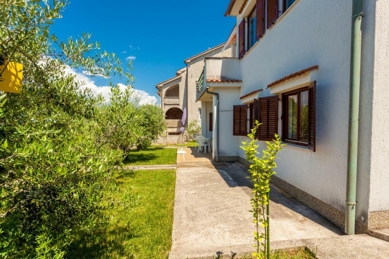 Apartments Belavic By El-Pi Tours นยีวีเซ ภายนอก รูปภาพ