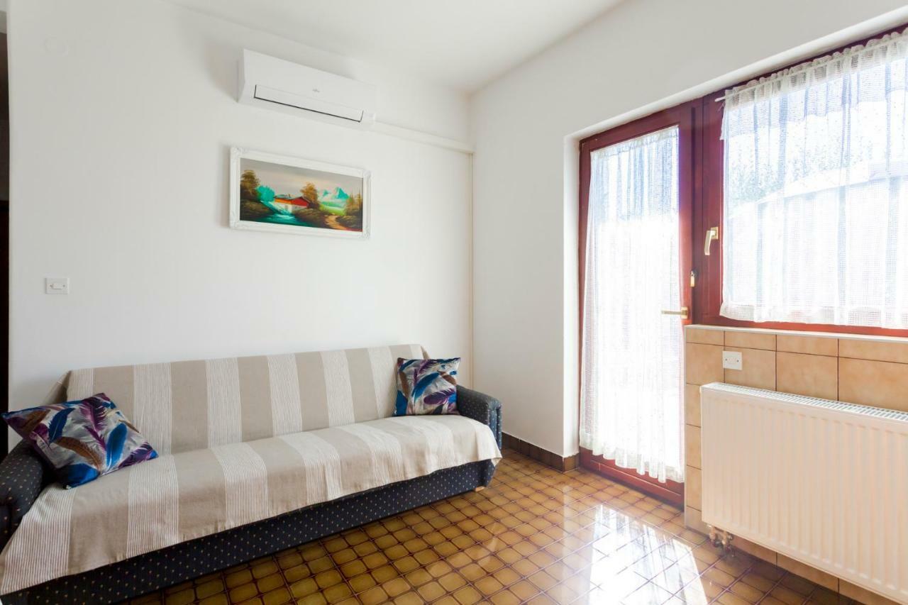 Apartments Belavic By El-Pi Tours นยีวีเซ ภายนอก รูปภาพ