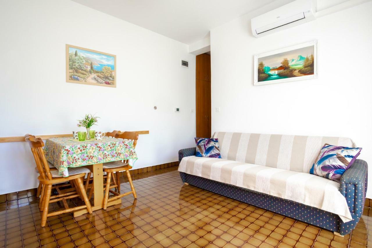 Apartments Belavic By El-Pi Tours นยีวีเซ ภายนอก รูปภาพ