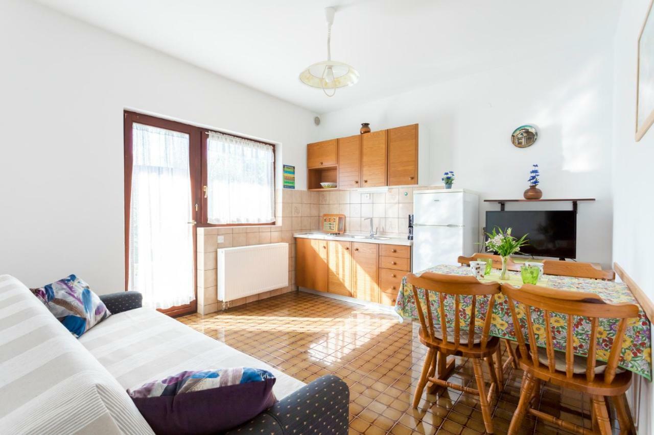 Apartments Belavic By El-Pi Tours นยีวีเซ ภายนอก รูปภาพ